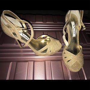 Size 7 1/2 gold Nina New York heels